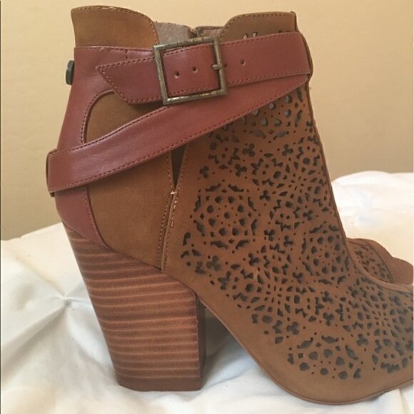 Vince Camuto Brown Maizy Perforated Leather Peep Toe Booties Size 10 - Picture 3 of 7
